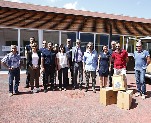Foto di gruppo per la consegna dei 1.350 libri alla biblioteca di Amatrice
