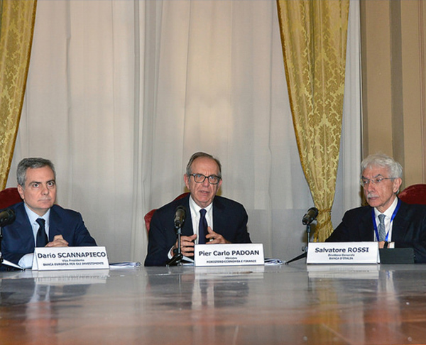 Il ministro Padoan con Scannapieco e Rossi alla presentazione del rapporto annuale BEI
